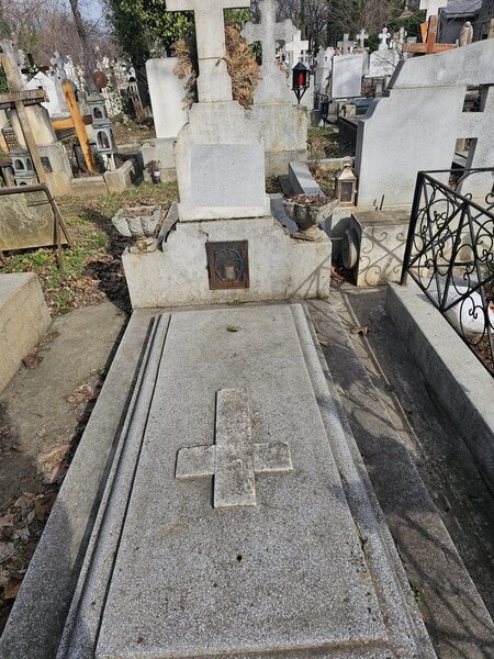 Cavou cu cinci locuri la Bellu ortodox.